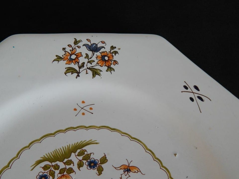 ANCIENNE ASSIETTE Octogonale en Faïence MOUSTIERS Décor MOUSTIERS XVIIIe France — photo 3