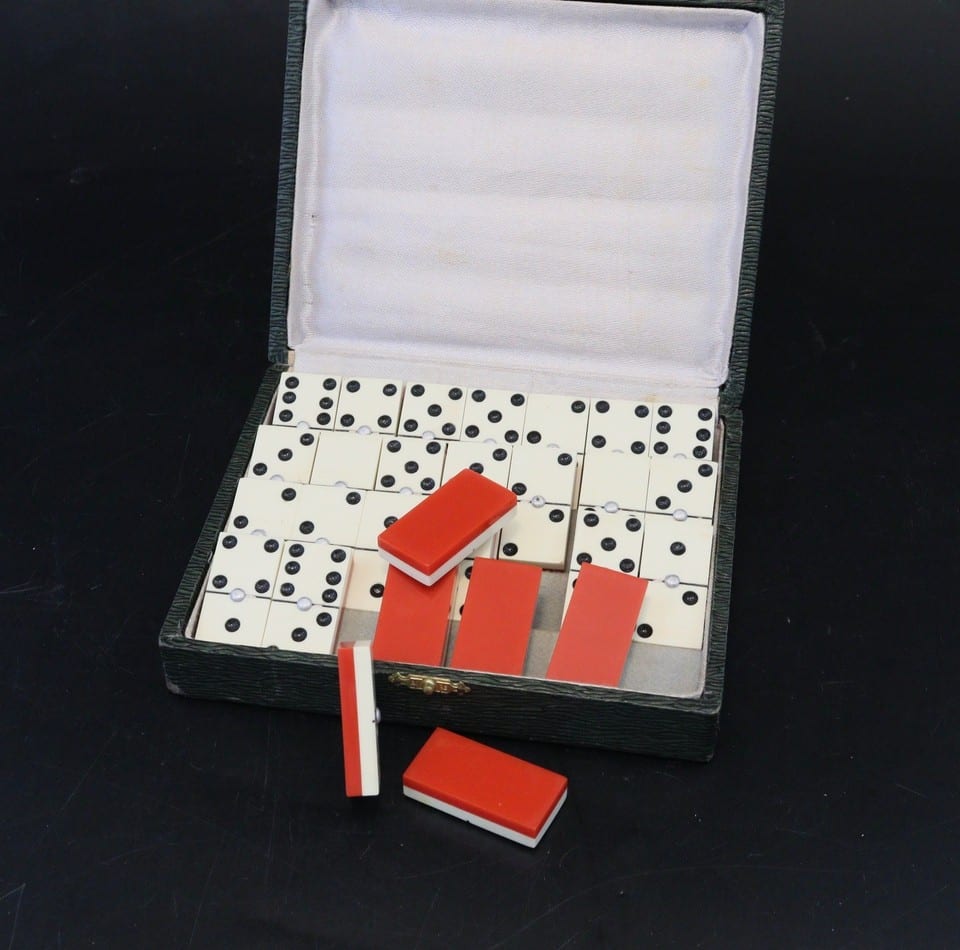 jeu de dominos bicolore Galalithe Bakelite coffret bois vintage années 1940-50 — photo 3