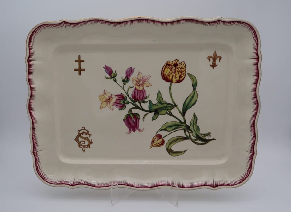 Plateau en faïence décor floral et symboles héraldiques – Fin XIXe siècle — photo 2
