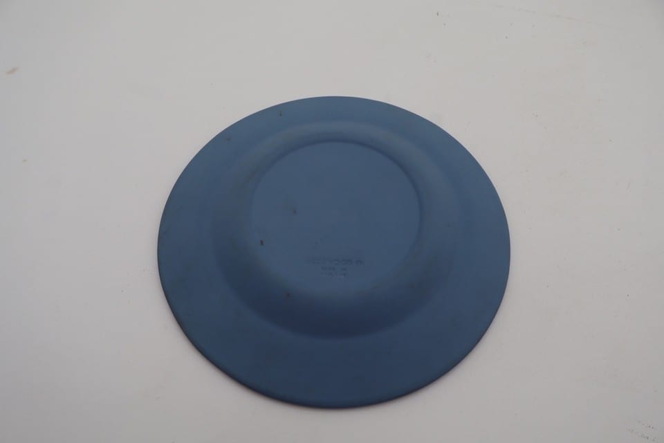 Cendrier Wedgwood Jasperware bleu – Décor blanc en relief – Made in England — photo 7