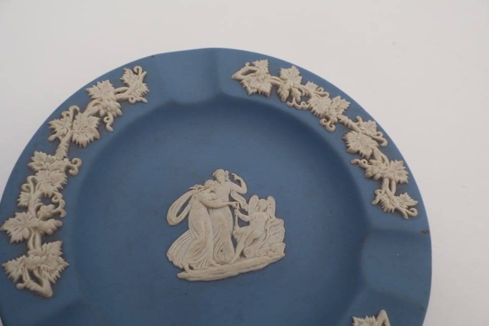 Cendrier Wedgwood Jasperware bleu – Décor blanc en relief – Made in England — photo 6
