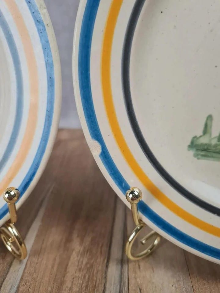 Lot de 2 petites assiettes faïence bretonne – décor personnages – signées Brest — foto 4