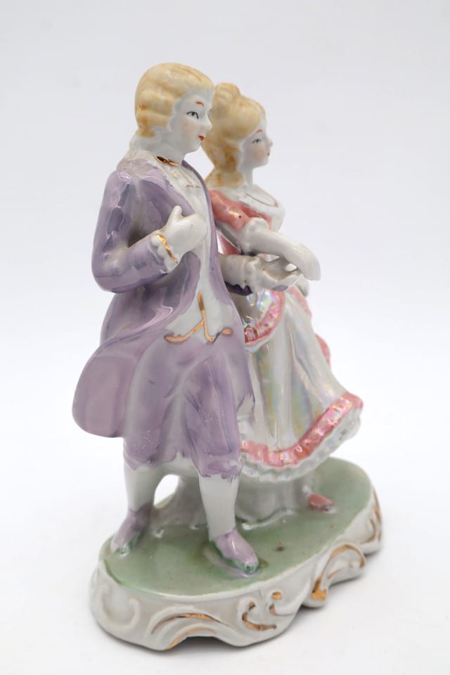 Biscuit en porcelaine – Couple galant – Décor irisé rose et mauve — photo 6