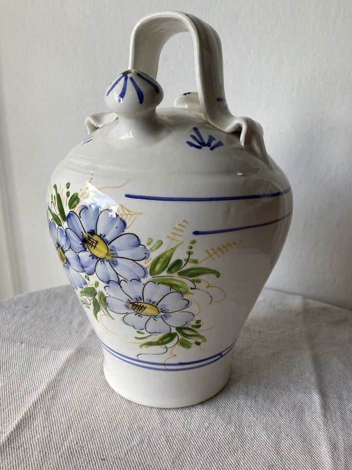 Gargoulette, chevrette en faïence blanche décorée