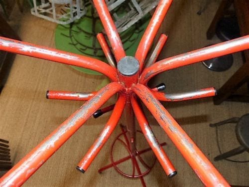 porte-manteau perroquet " Mullca " en fer rouge d'école vintage — photo 7