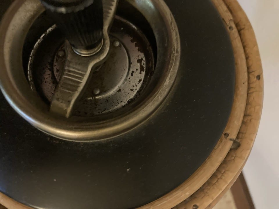 Cendrier sur pied en métal et rotin vintage — foto 6