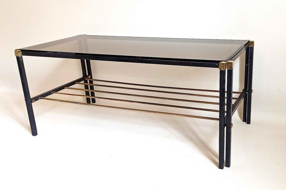 Table basse porte revue Années 60 verre fumé métal et laiton Largeur 94,2 cm