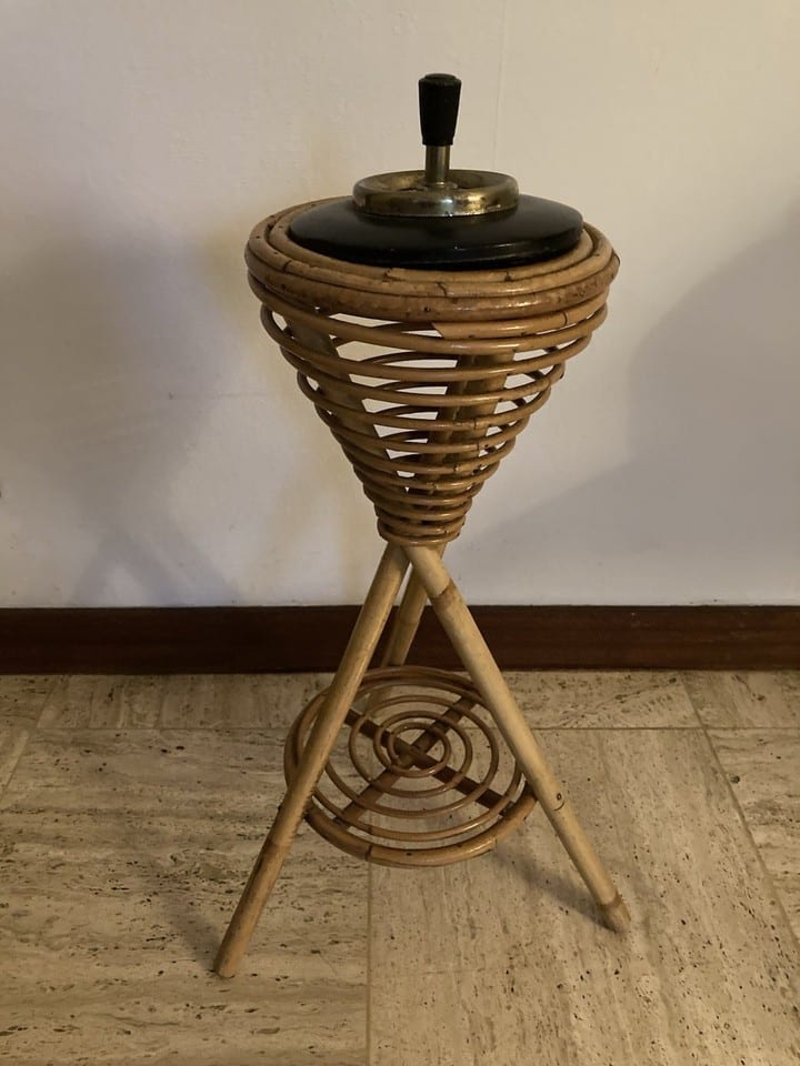 Cendrier sur pied en métal et rotin vintage — foto 2