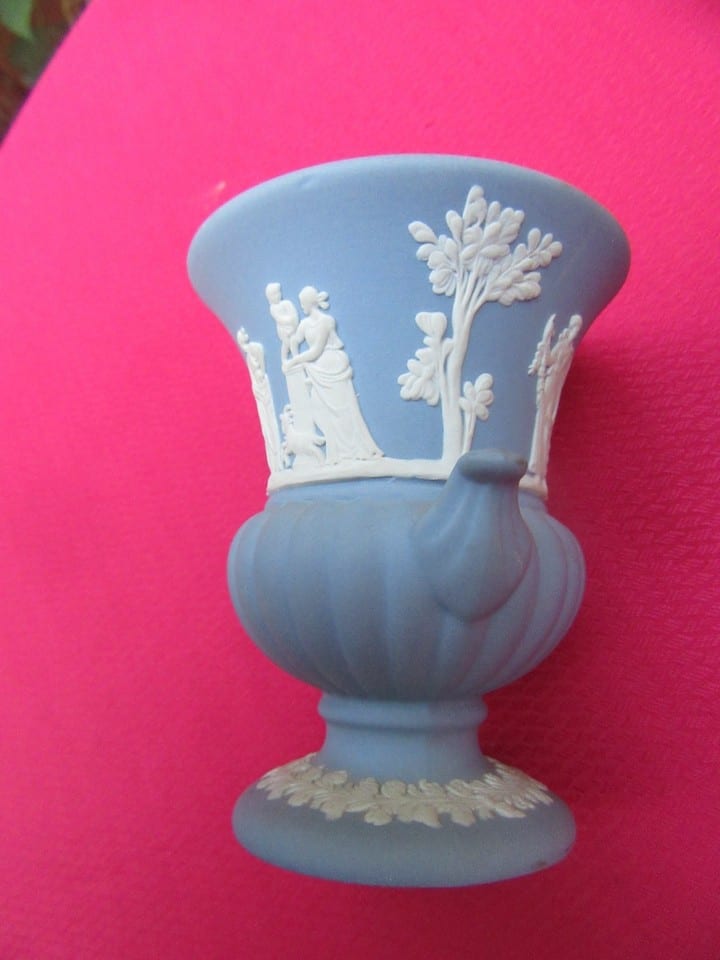 WEDGWOOD paire Jolis vases à décor de scène antique et angelots — photo 5