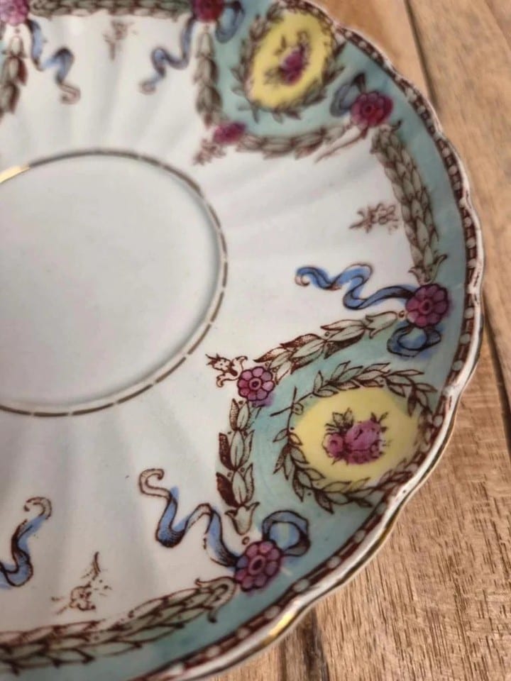 Tasse et soucoupe ancienne Gien – décor polychrome style Louis Xvi – Xixe — photo 4