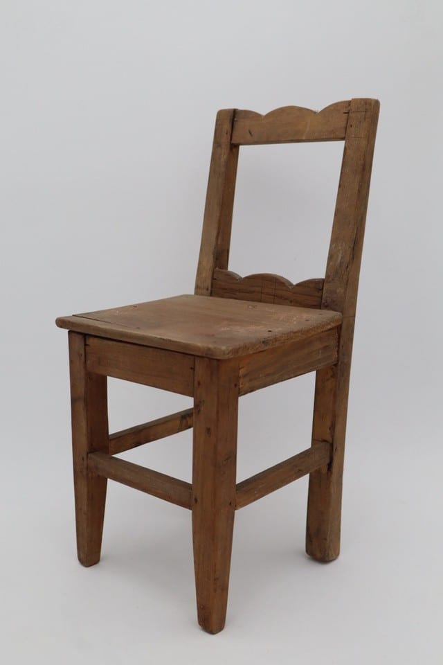 Petite chaise ancienne enfant en bois – mobilier miniature rustique – H 39 cm — photo 2