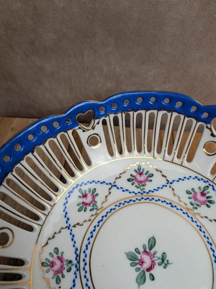 Coupe sur pied en porcelaine ajourée – Décor floral, bleu cobalt et dorures — photo 4