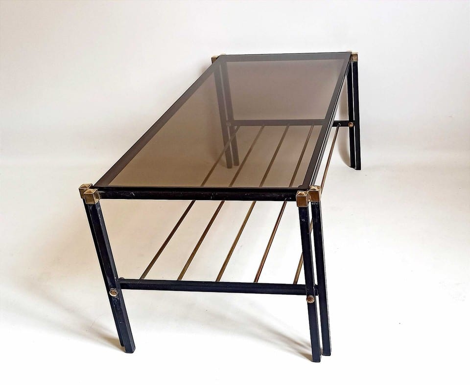 Table basse porte revue Années 60 verre fumé métal et laiton Largeur 94,2 cm — photo 8