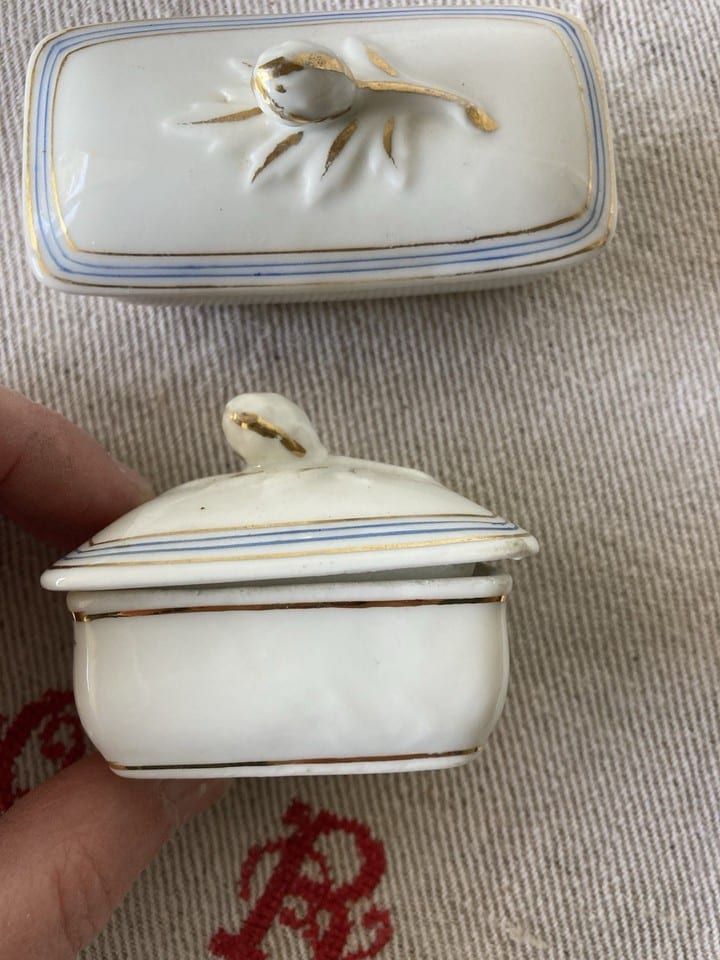 2 Petites boites, ensemble de toilette, dînette enfant, porcelaine de Paris XIXè — foto 3
