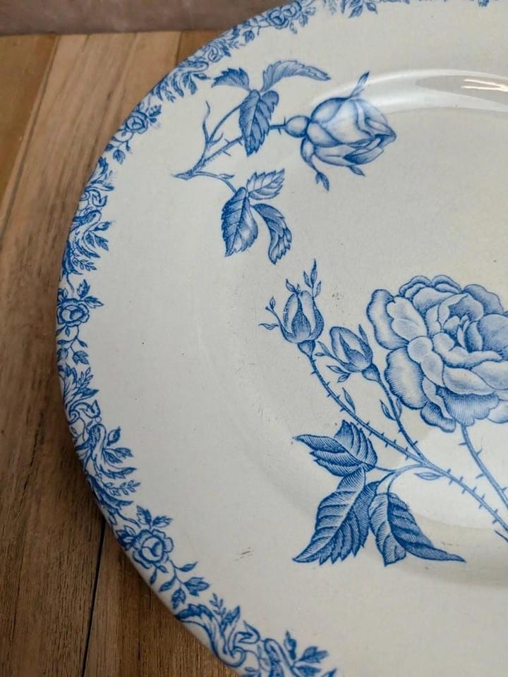 Compotier ancien en terre de fer – Décor de roses bleues – Sur piédouche — photo 3