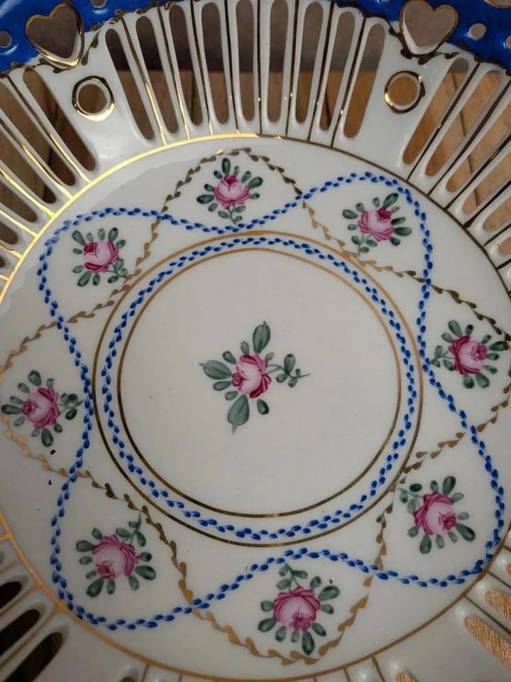 Coupe sur pied en porcelaine ajourée – Décor floral, bleu cobalt et dorures — photo 3