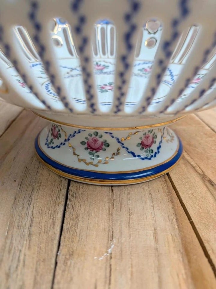 Coupe sur pied en porcelaine ajourée – Décor floral, bleu cobalt et dorures — photo 5