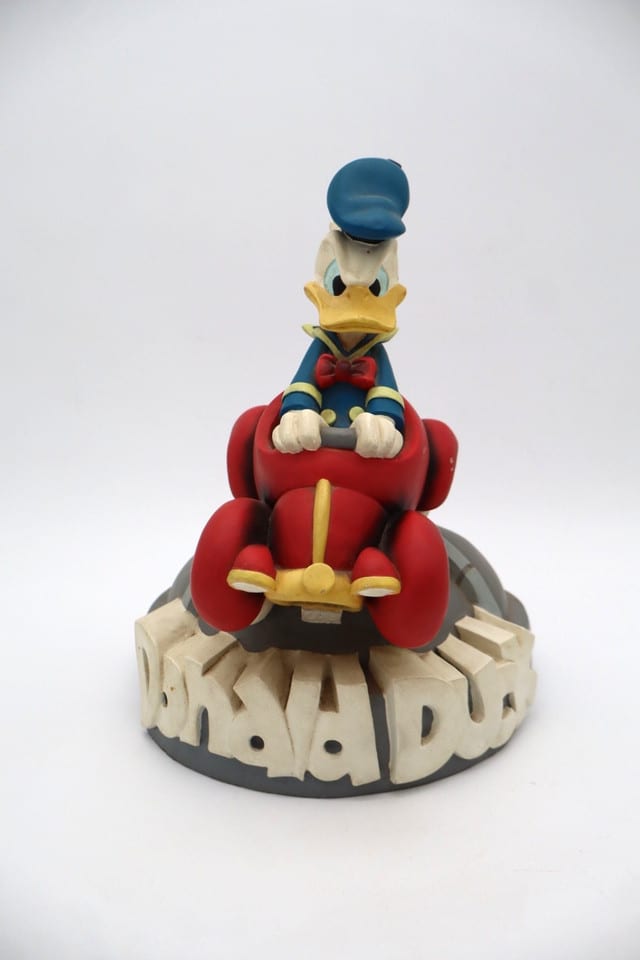 figurine Donald Duck dans sa voiture rouge Demons & Merveilles Disney résine