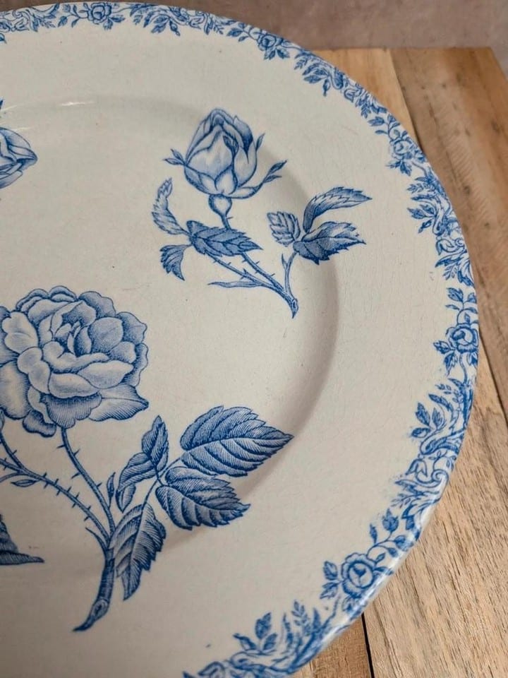 Compotier ancien en terre de fer – Décor de roses bleues – Sur piédouche — photo 5