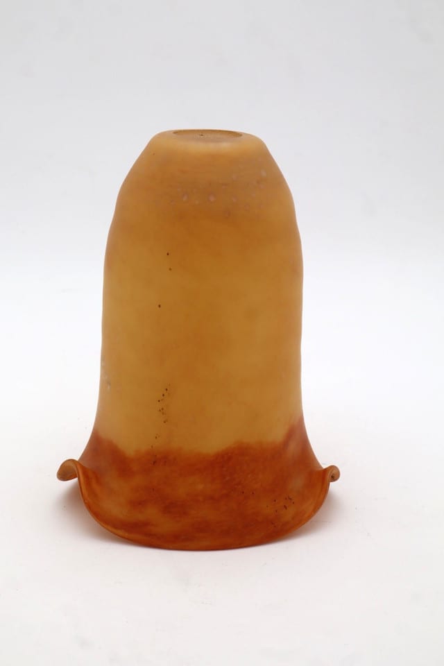 Ancienne tulipe de lampe en pâte de verre orange et brun – Bord ondulé — photo 3