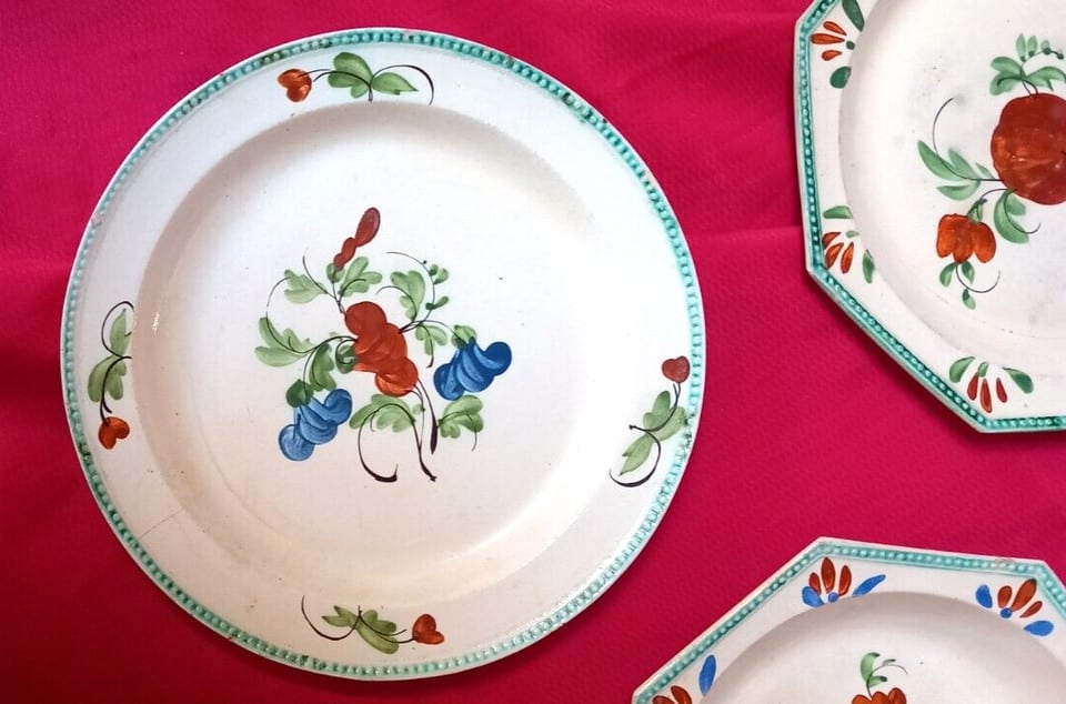 3 ASSIETTES FAIENCE FINE  AUMALE BORDS PERLES XIX Ième — photo 4