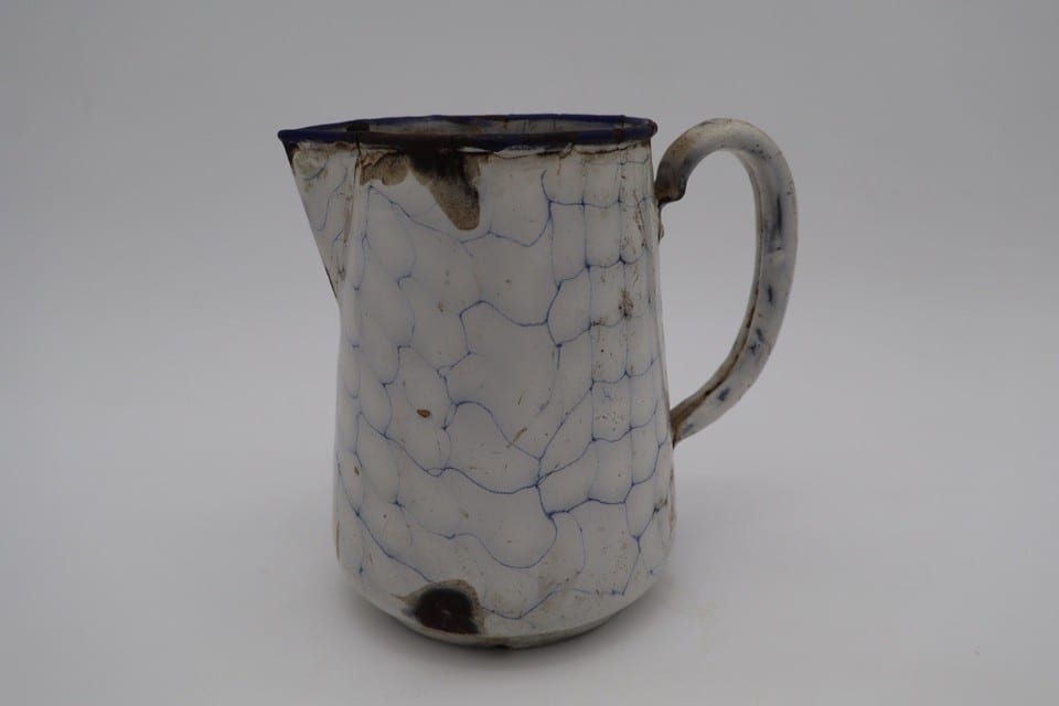 Ancien broc à eau en tôle émaillée blanche décor craquelé bleu — photo 3