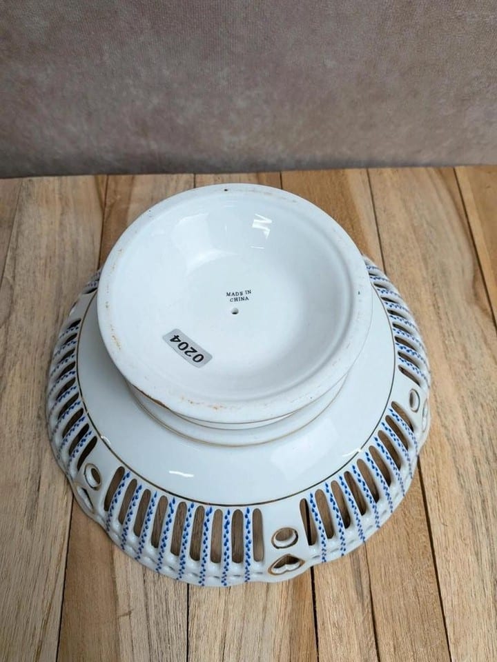 Coupe sur pied en porcelaine ajourée – Décor floral, bleu cobalt et dorures — photo 7