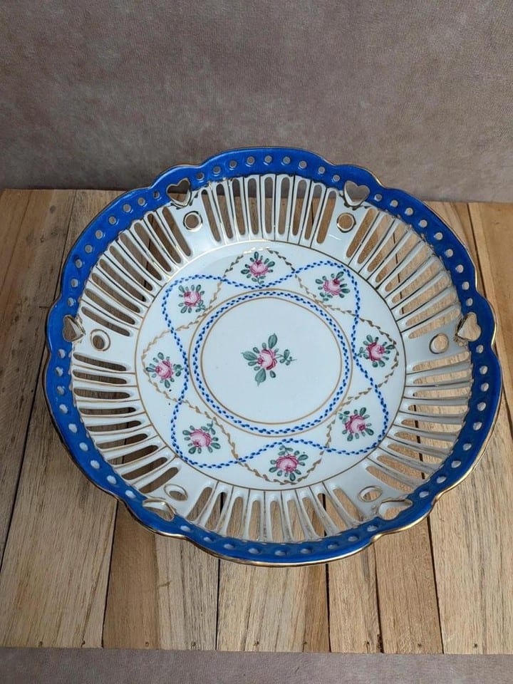 Coupe sur pied en porcelaine ajourée – Décor floral, bleu cobalt et dorures — photo 2