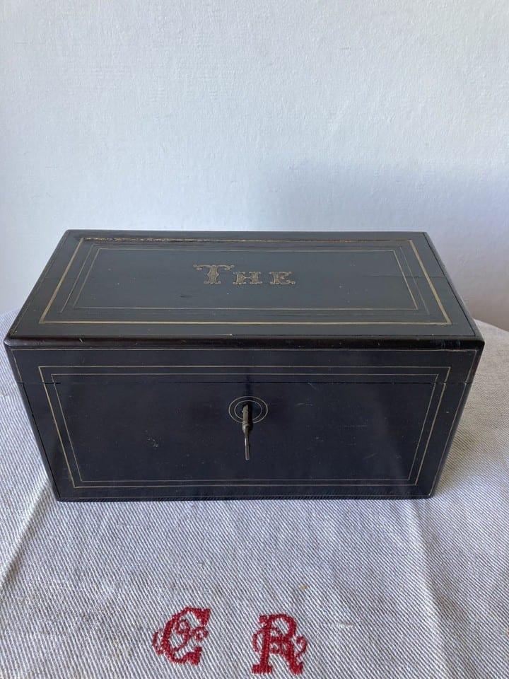 Boîte à thé caddy, bois noirci et laiton, XIXème, Napoléon III — photo 2