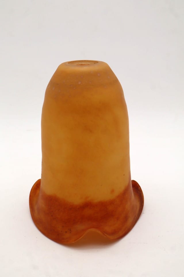 Ancienne tulipe de lampe en pâte de verre orange et brun – Bord ondulé — photo 4