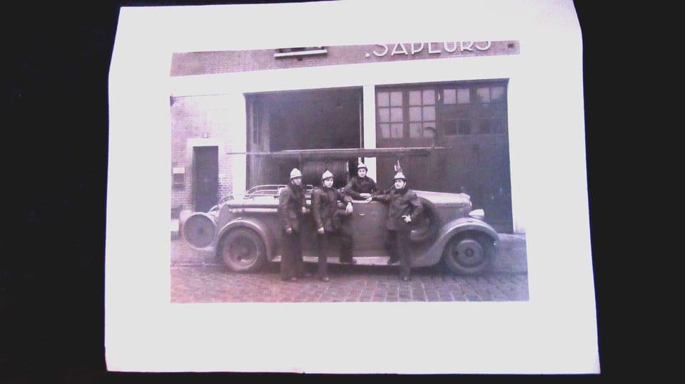 grande photo POMPIERS avec véhicule - photo DAMREMONT paris 18 ème