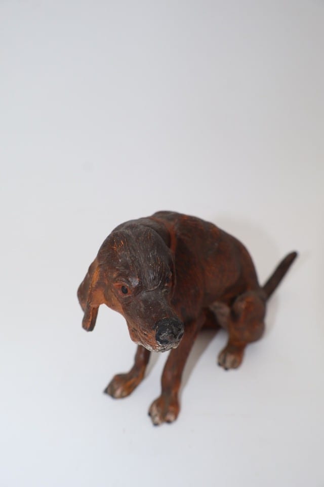 Ancienne statuette chien de chasse assis en régule peint — photo 8