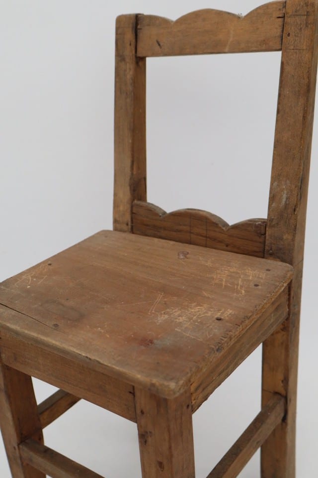 Petite chaise ancienne enfant en bois – mobilier miniature rustique – H 39 cm — photo 3