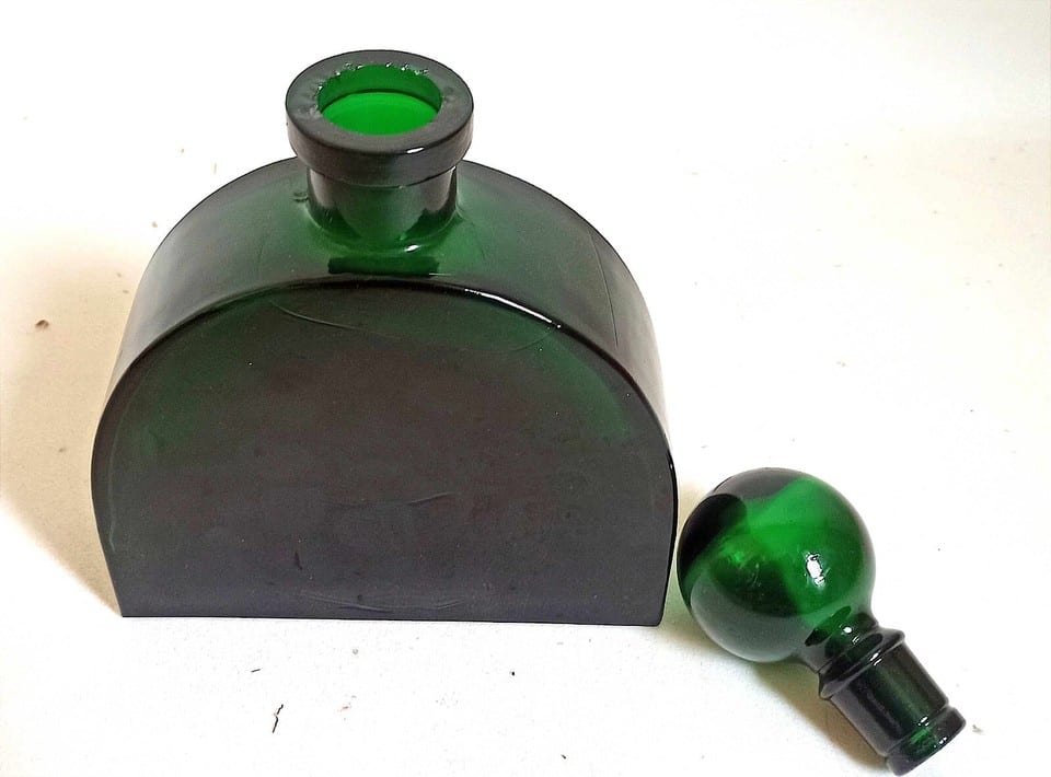 Grand flacon verre moulé vert Années 70 Hauteur 28,5 cm — photo 4
