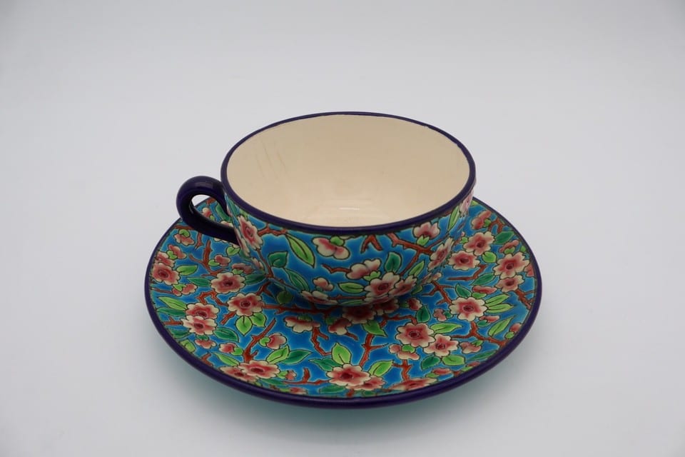 Tasse et sous-tasse Émaux de Longwy – Décor floral polychrome – France