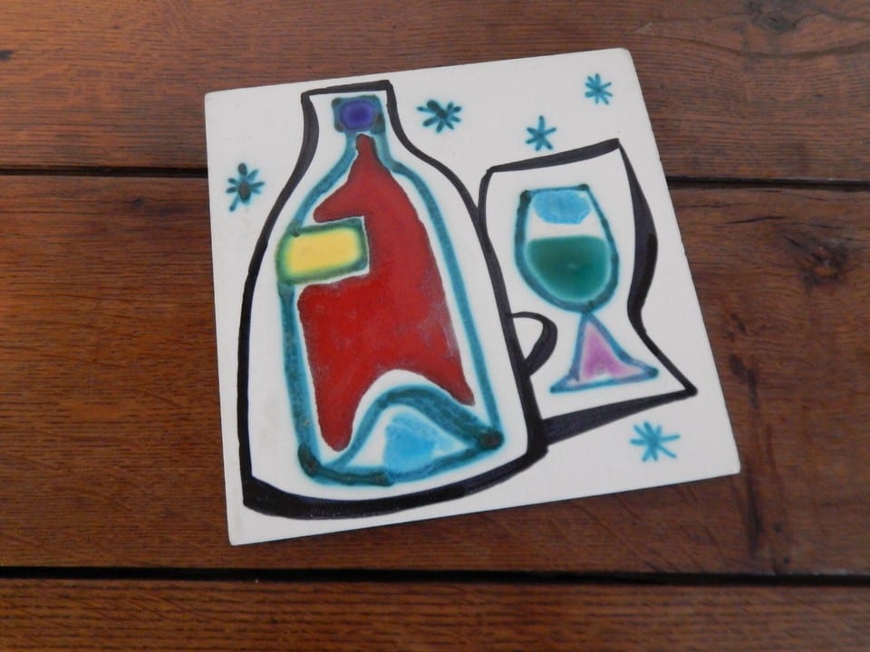 ANCIEN Dessous Plat Carreau en Céramique à Décor Bouteille Verre Signé CERENNE