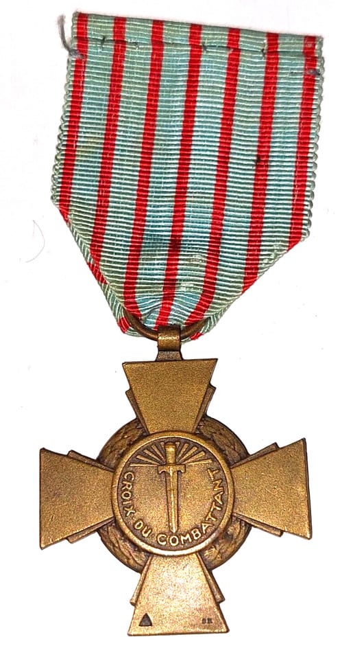 médaille ou décoration grande guerre république Française croix du combattant — photo 3