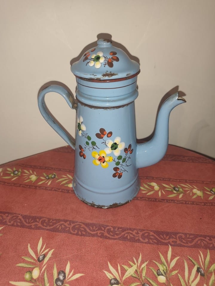Ancienne Cafetière en Tôle Émaillée à Décor Floral en Relief VINTAGE