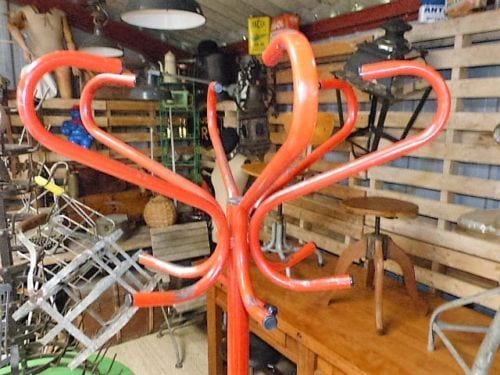 porte-manteau perroquet " Mullca " en fer rouge d'école vintage — photo 2