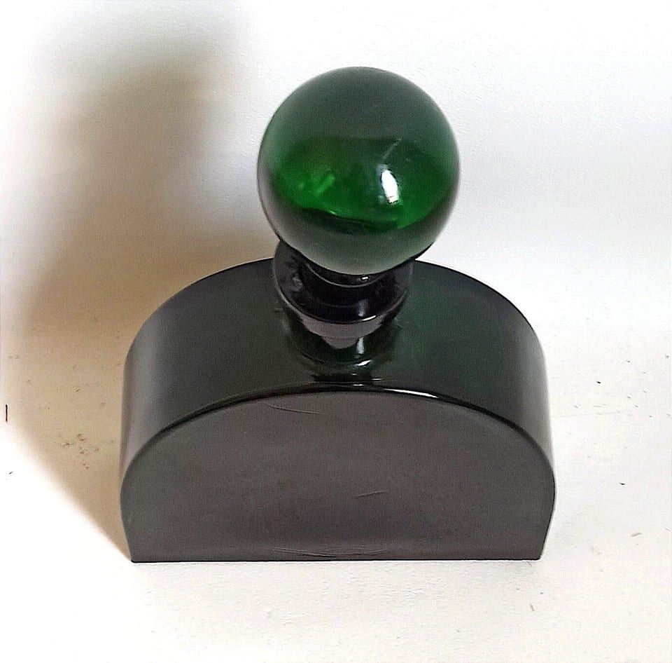 Grand flacon verre moulé vert Années 70 Hauteur 28,5 cm — photo 8