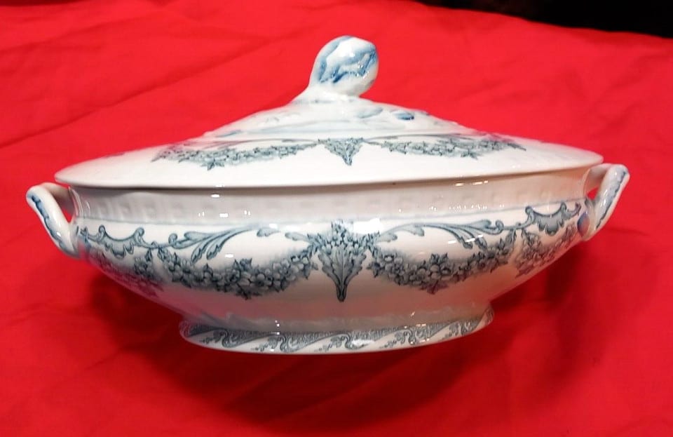 sarreguemines- Soupière avec couvercle Louis XVI Bleue ou legumiers