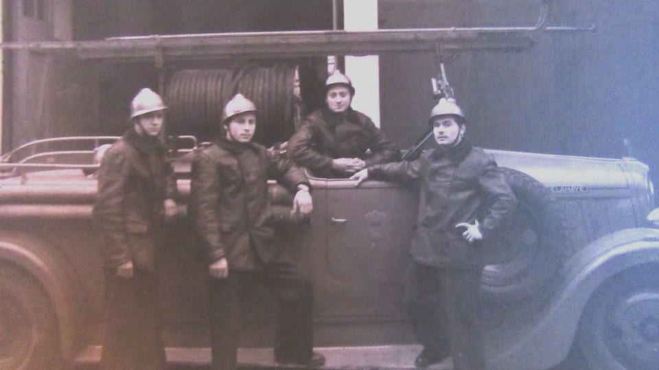 grande photo POMPIERS avec véhicule - photo DAMREMONT paris 18 ème — photo 2