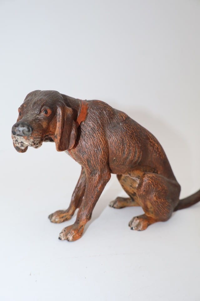 Ancienne statuette chien de chasse assis en régule peint — photo 3