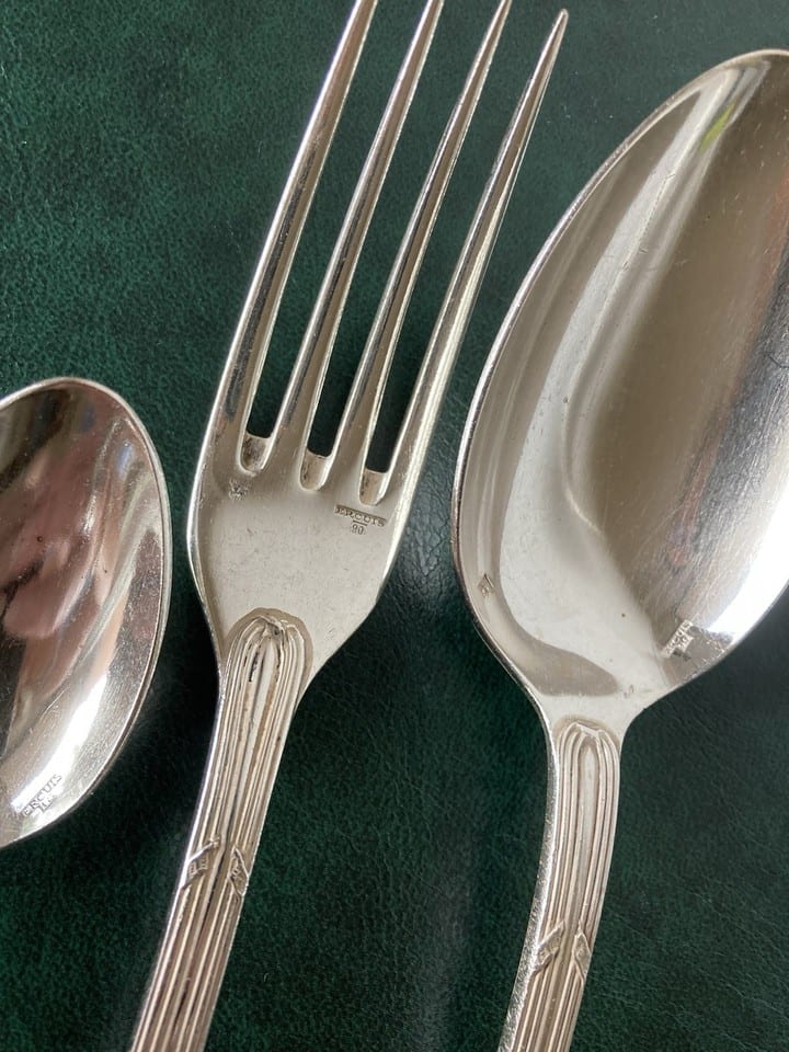 Partie de ménagère en métal argenté Ercuis, modèle rubans croisés — photo 4