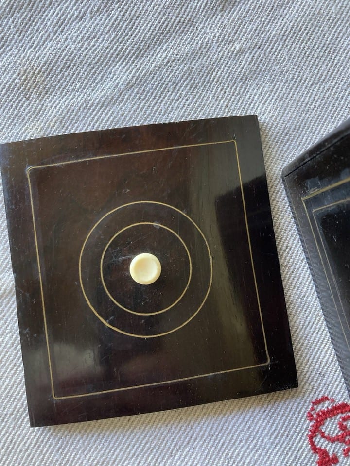 Boîte à thé caddy, bois noirci et laiton, XIXème, Napoléon III — photo 7