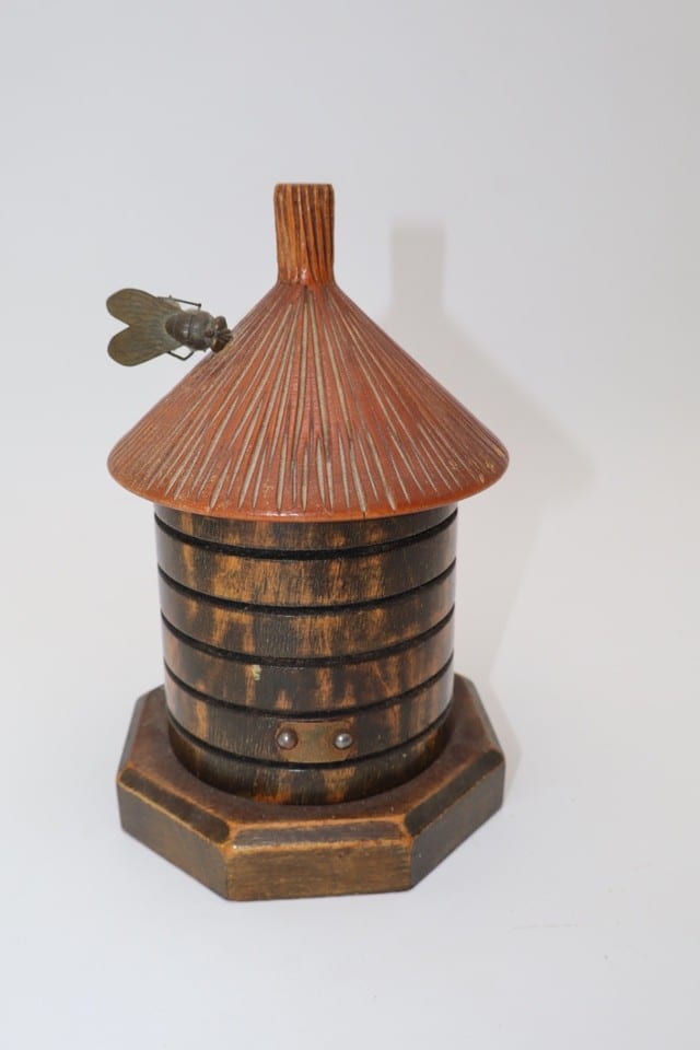Boîte en bois tourné forme ruche - mouche métal - artisanat vintage