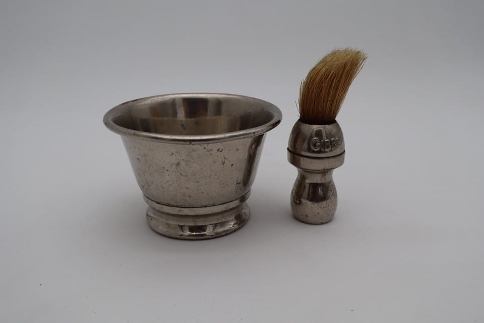 Ancien nécessaire de rasage GIBBS – Bol à barbe et blaireau en métal