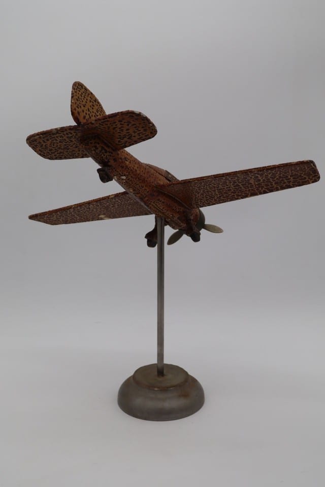 Avion miniature ancien en tôle lithographiée sur socle – Vintage — photo 7