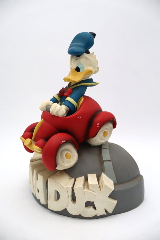 figurine Donald Duck dans sa voiture rouge Demons & Merveilles Disney résine — photo 2