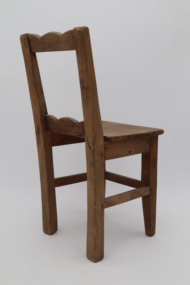 Petite chaise ancienne enfant en bois – mobilier miniature rustique – H 39 cm — photo 8